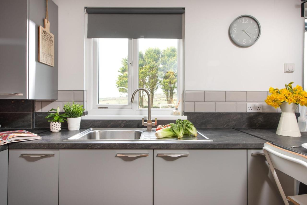 Wheal Prosper- Beautifully Fitted Wooden Lodge Helston Cornwall Eksteriør billede