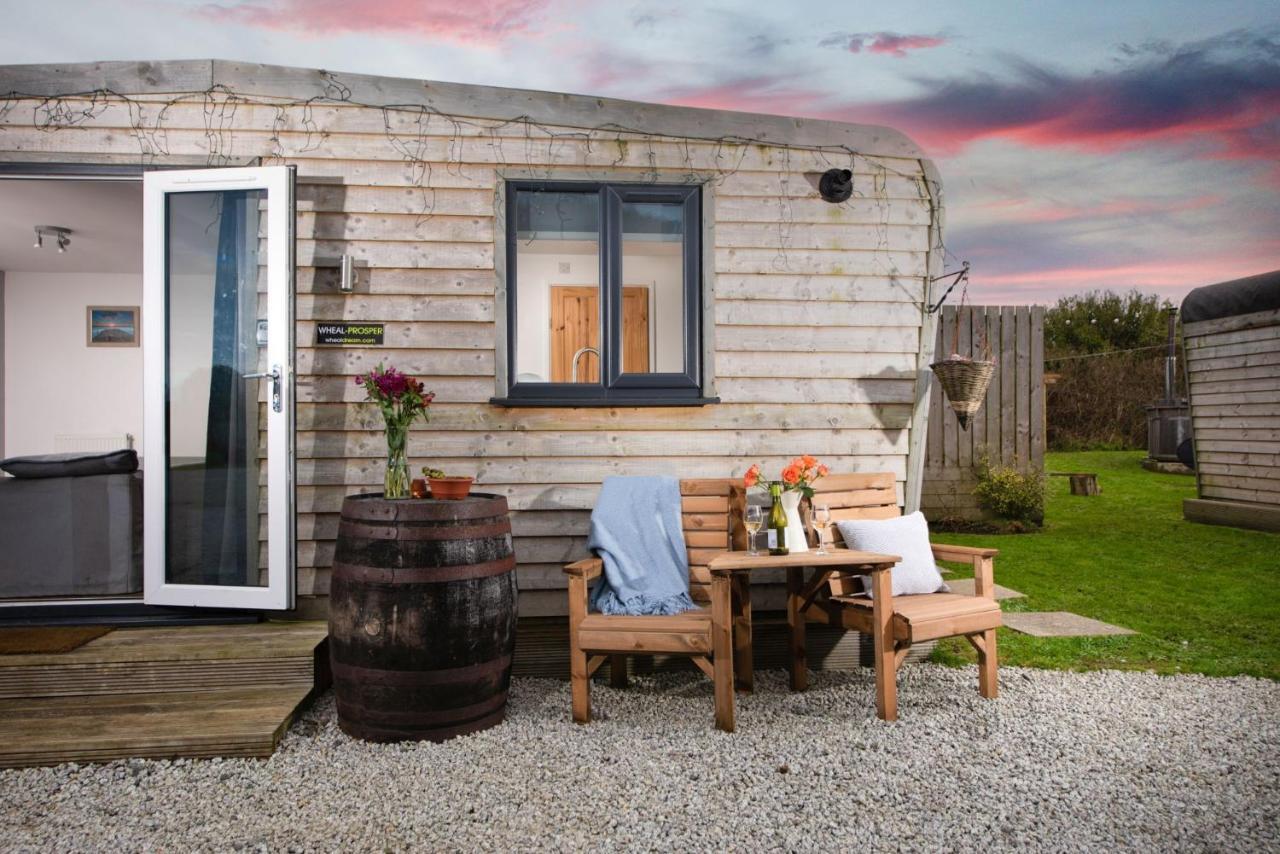 Wheal Prosper- Beautifully Fitted Wooden Lodge Helston Cornwall Eksteriør billede