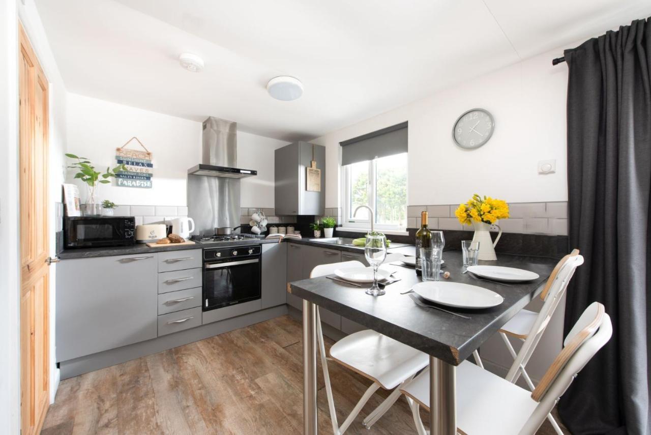 Wheal Prosper- Beautifully Fitted Wooden Lodge Helston Cornwall Eksteriør billede